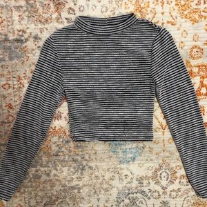 Long-sleeve crop top